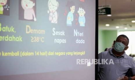 Sejumlah pasien mengikuti penyuluhan dan edukasi mengenai infeksi novel coronavirus (2019-nCov) di RSUD Pasar Minggu, Jakarta, Rabu (29/1).