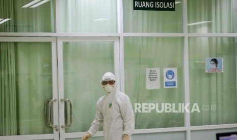 Petugas medis menggunakan pakaian biosafety saat penyuluhan terkait pencegahan dan edukasi infeksi novel coronavirus (2019-nCov). RS Persahabatan, Sulianti Saroso dan Gatot Subroto disiapkan untuk pasien Corona