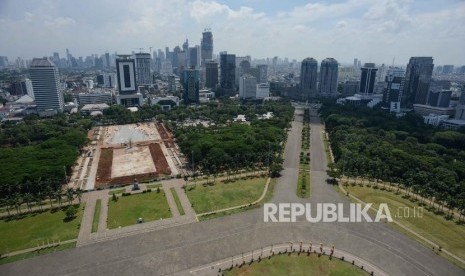 Suasana revitalisasi Taman Plaza Selatan Monas yang diberhentikan di Jakarta, Rabu (29/1).