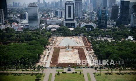 Suasana revitalisasi Taman Plaza Selatan Monas yang diberhentikan di Jakarta, Rabu (29/1).