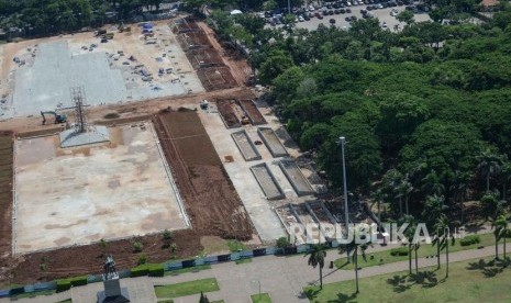 Suasana revitalisasi Taman Plaza Selatan Monas yang diberhentikan di Jakarta, Rabu (29/1).