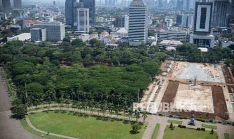 Suasana revitalisasi Taman Plaza Selatan Monas yang diberhentikan di Jakarta, Rabu (29/1).