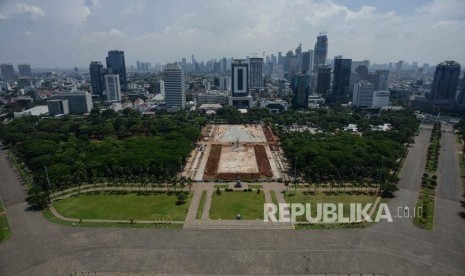 Suasana revitalisasi Taman Plaza Selatan Monas yang diberhentikan di Jakarta, Rabu (29/1).