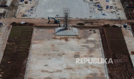 Suasana revitalisasi Taman Plaza Selatan Monas yang diberhentikan di Jakarta, Rabu (29/1).