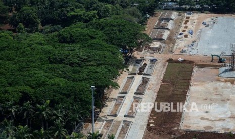 Suasana revitalisasi Taman Plaza Selatan Monas yang diberhentikan di Jakarta, Rabu (29/1).