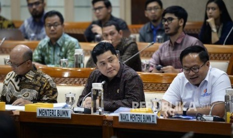 Menteri BUMN Erick Thohir bersama Wakil Menteri BUMN Kartika Wirjoatmodjo dan Direktur Utama PT Asuransi Jiwasraya Hexana Tri Sasongko mengikuti rapat dengan panitia kerja (Panja) di ruangan Komisi VI DPR, di kompleks Parlemen, Jakarta, Rabu (29/1).