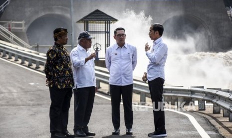 Presiden Joko Widodo (kanan) berbincang dengan Menteri PUPR Basuki Hadimuljono (kedua kiri), Gubernur Jawa Barat Ridwan Kamil (kedua kanan) dan Bupati Bandung Dadang M Nasser (kiri) saat peresmian Terowongan Air Nanjung di Margaasih, Kabupaten Bandung, Rabu (29/1).