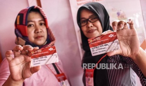 Sejumlah warga Keluarga Penerima Manfaat (KPM) menunjukkan Kartu Keluarga Sejahtera (PKH), ilustrasi. Kemenkeu menganggarkan dana bansos PKH  sebesar Rp 37,4 triliun pada tahun ini. 