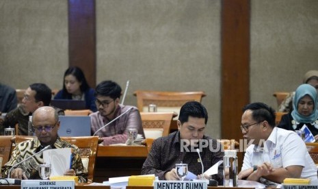 Menteri BUMN Erick Thohir bersama Wakil Menteri BUMN Kartika Wirjoatmodjo dan Direktur Utama PT Asuransi Jiwasraya Hexana Tri Sasongko mengikuti rapat dengan panitia kerja (Panja) di ruangan Komisi VI DPR, di kompleks Parlemen, Jakarta, Rabu (29/1).