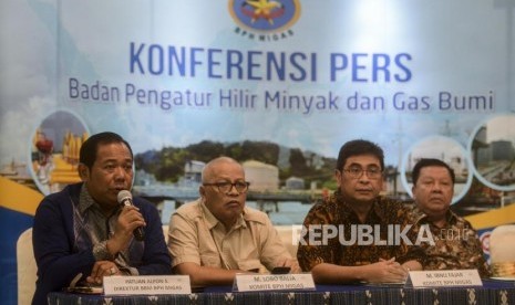 Direktur BBM BPH Migas Patuan Alfon S bersama Komite BPH Migas M. Lobo Balia, M. Ibnu Fajar dan Sumihar Panjaitan (dari kiri) memberikan keterangan saat konferensi pers di Jakarta, Rabu (29/1).