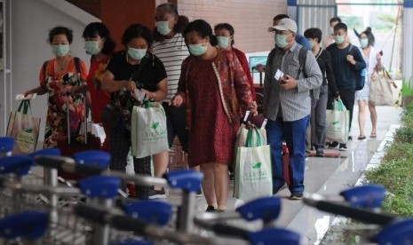 Sejumlah wisatawan dari negara China memasuki area terminal keberangkatan Bandara Adi Soemarmo, Boyolali, Jawa Tengah, Rabu (29/1/2020).