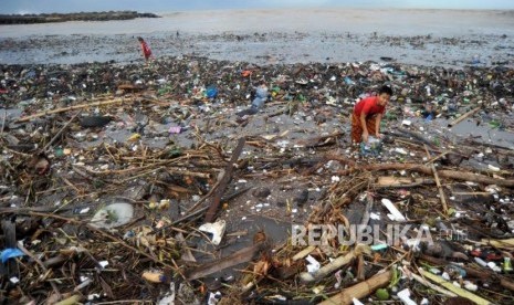 Anak-anak mengumpulkan kaleng dan botol minuman bekas, di antara sampah yang memenuhi kawasan Pantai Muaro Lasak, Padang, Sumatera Barat, Rabu (29/1/2020).