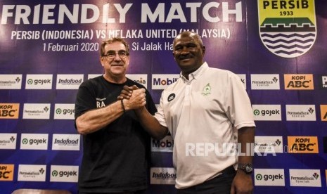 Pelatih Persib Bandung Robert Rene Alberts (kiri) bersalaman dengan pelatih Melaka United Zainal Abidin Hassan (kanan) saat konferensi pers di Graha Persib, Jalan Sulanjana, Kota Bandung, Jumat (31/1).