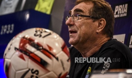 Pelatih Persib Bandung Robert Rene Alberts menjawab pertanyaan wartawan saat konferensi pers di Graha Persib, Jalan Sulanjana, Kota Bandung, Jumat (31/1).