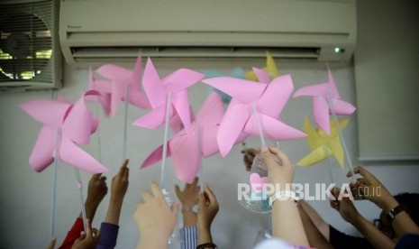 Anak-anak menunjukkan kincir angin buatannya saat eksperimen sains (Ilustrasi). Esperimen sains dapat menjadi salah satu bentuk stimulasi tumbuh kembang anak. 