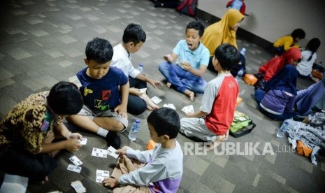 Sejumlah peserta mengikuti kegiatan Republika Fun Science di Kantor Republika, Jalan Warung Buncit, Jakarta, Sabtu (1/2).