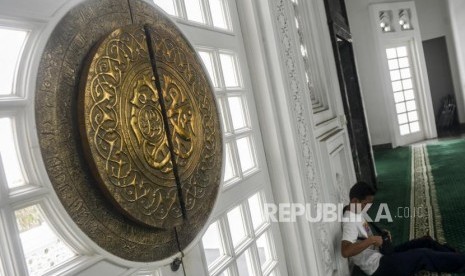 Umat Islam harus senantiasa beramal dengan ikhlas. Seorang warga beristirahat usai menunaikan ibadah di Masjid Ramlie Musofa, Sunter, Jakarta, Ahad (2/2).