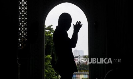 Seorang warga saat menunaikan ibadah di Masjid Ramlie Musofa, Sunter, Jakarta, Ahad (2/2). (ilustrasi)