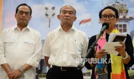 Menteri Luar Negeri Retno Marsudi (kanan) didampingi Menko PMK Muhadjir Effendy (tengah) dan Menteri Perhubungan Budi Karya Sumadi (kiri) memberikan keterangan pers seusai menggelar rapat terbatas dengan Presiden Joko Widodo di Lanud Halim Perdanakusuma, Jakarta, Ahad (2/2). Kemenhub sudah meminta maskapai untuk menunda penerbangan dari dan ke China.