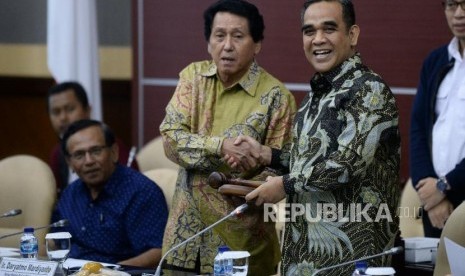 Wakil Ketua MPR Ahmad Muzani menyerahkan palu sidang kepada Ketua Komisi Kajian Ketatanegaraan MPR RI Daryatmo Mardiyanto  saat rapat pleno ke-1 Komisi Kajian Ketatanegaraan MPR RI di Komplek Parlemen, Senayan, Jakarta, Senin (3/2).(Republika/Prayogi)