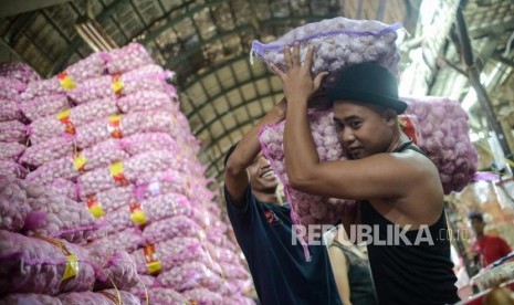 Pedagang mengangkut bawang putih di Pasar Induk Kramat Jati, Jakarta Timur. Pemprov Jawa Timur menunggu hasil rapat terbatas Presiden terkait bawang putih