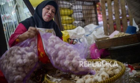 Pedagang mengangkut bawang putih (ilustrasi). Distan menyebutkan kenaikan harga bawang putih karena faktor psikologis.