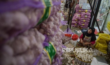 Pedagang mengangkut bawang putih di Pasar Induk Kramat Jati, Jakarta Timur, Selasa (4/2). Kementan berencana menyiapkan alternatif negara asal impor bawang putih untuk mengantisipasi penyebaran virus corona.