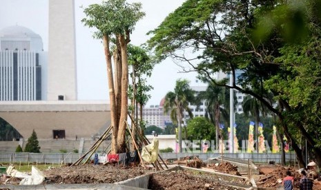 Pohon-pohon baru tertanam di lokasi revitalisasi Plaza Selatan Monumen Nasional (Monas), Jakarta, Selasa (4/2).