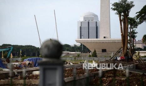 Pohon-pohon baru tertanam di lokasi revitalisasi Plaza Selatan Monumen Nasional (Monas), Jakarta, Selasa (4/2).