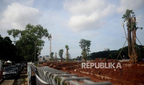 Pohon-pohon baru tertanam di lokasi revitalisasi Plaza Selatan Monumen Nasional (Monas), Jakarta, Selasa (4/2).