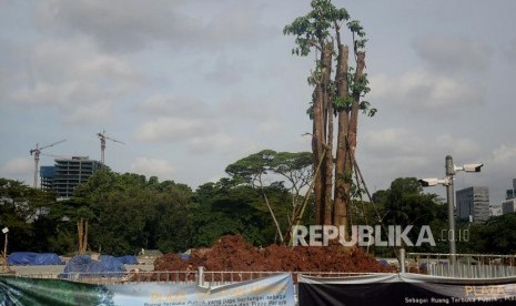 Pohon-pohon baru tertanam di lokasi revitalisasi Plaza Selatan Monumen Nasional (Monas), Jakarta, Selasa (4/2).