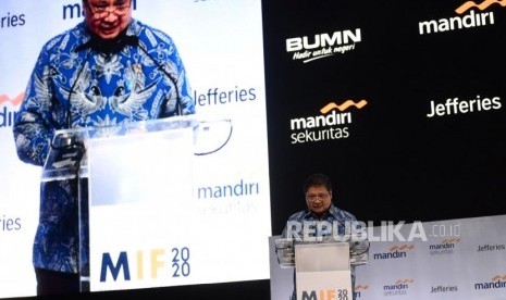 Menko Perekonomian Airlangga Hartarto memberikan keynote speech dalam acara Mandiri Investment Forum 2020 di Jakarta, Rabu (5/2).