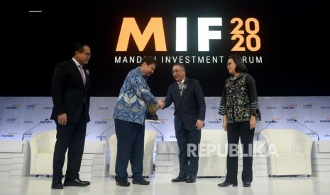 (dari kiri) Wamen BUMN Kartika Wirjoatmodjo, Menko Perekonomian Airlangga Hartarto, Dirut Bank Mandiri Royke Tumilaar dan Menkeu Sri Mulyani Indrawati berbincang dalam acara Mandiri Investment Forum 2020 di Jakarta, Rabu (5/2).