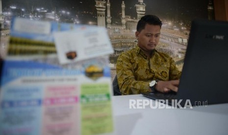 Calon jemaah saat konsultasi mengenai haji dan umroh di Kantor Travel Tour Al-Wahid, Tanah Abang, Jakarta, Rabu (5/2).