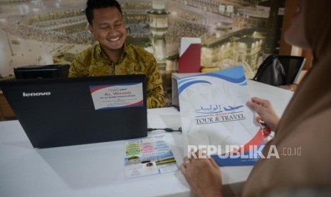 Calon jemaah saat konsultasi mengenai haji dan umroh di Kantor Travel Tour Al-Wahid, Tanah Abang, Jakarta, Rabu (5/2).