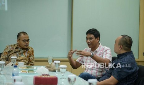 Pemimpin Redaksi Republika Irfan Junaidi (kiri), CEO Yayasan EcoNusa Bustar Maitar (tengah) bersama jajaran pengurus berkunjung ke kantor Republika, Jalan Warung Buncit, Jakarta, Rabu (5/2).