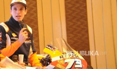 Pembalap MOtoGP Repsol Honda 2020 Alex Marquez berbicara saat Repsol Lubricant Show di Jakarta, Rabu (5/2).