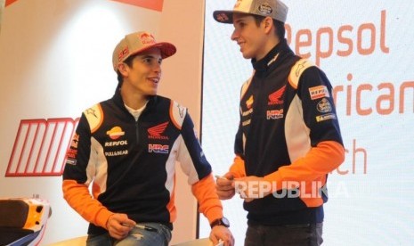 Pembalap MotoGP Repsol Honda 2020 Marc Marquez (kiri), Alex Marquez berbincang saat Repsol Lubricant Show di Jakarta, Rabu (5/2).