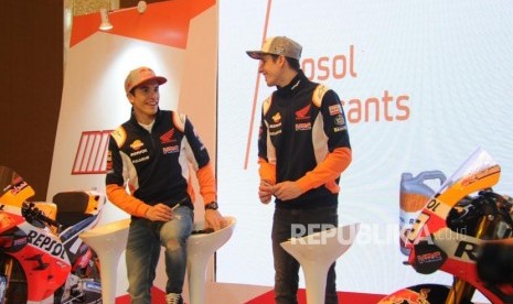 Pembalap MotoGP Repsol Honda 2020 Marc Marquez, Alex Marquez berbincang saat Repsol Lubricant Show di Jakarta, Rabu (5/2).