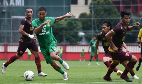 Pesepak bola Bhayangkara FC Renan Silva (kedua kiri) menggiring bola dengan kawalan sejumlah pesepak bola PSM Makassar dalam pertandingan uji coba yang berakhir dengan skor 1-0 untuk kemenangan PSM, di Stadion PTIK, Jakarta, Rabu (5/2/2020).