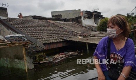 PMI Tangerang Bagikan Matras ke Pengungsi Banjir Periuk. Sejumlah warga menaiki perahu karet saat banjir di kawasan Perumahan Periuk Damai, Kota Tangerang, Banten, Kamis (6/2).