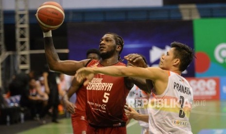 Pemain asing tim Louvre Surabaya Savon Goodman dalam pertandingan IBl Pertamax 2020 (ilustrasi). Sisa kompetisi IBL 2020 tidak menggunakan pemain asing.