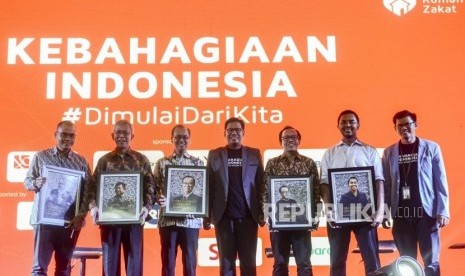 CEO Rumah Zakat Nur Efendi  (tengah) bersama Pemimpin Redaksi Republika Irfan Junaidi, Deputi Bidang Ekonomi Bappenas Bambang Prijambodo, Direktur IT BRI Indra Utoyo, Presiden Rumah Zakat Fajrin Rasyid, CEO Amartha Andi Taufan Garuda Putra, CMO Rumah Zakat Irvan Nugraha (dari kiri) foto bersama usai talkshow Kebahagiaan Indonesia #DimulaiDariKita pada peluncurannya di Jakarta, Kamis (6/2).