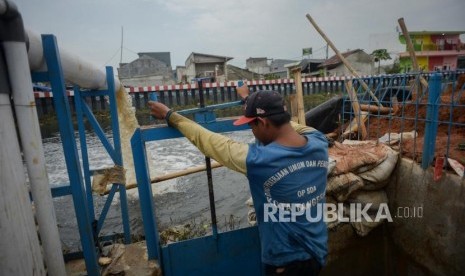 Petugas mengoperasikan pompa sedot air banjir di kawasan Total Persada, Kota Tangerang, Banten, Kamis (6/2).