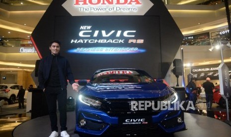 Model berpose didekat mobil New Honda Civic Hatchback RS pada acara peluncurannya di Jakarta, Kamis (6/2).