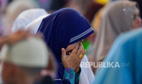  Jatman Depok Ajak Warga Tingkatkan Nilai Religius. Foto: Warga sedang berdzikir (Ilustrasi)