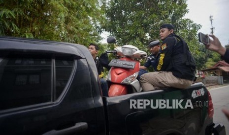 Sebanyak 10 pemudik yang ditemukan polisi bersembunyi di dalam truk pengangkut sepeda motor diketahui negatif Covid-19 setelah dilakukan tes usap antigen. 