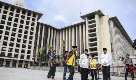 Presiden Joko Widodo (kedua kanan) didampingi Menteri PUPR Basuki Hadimuljono (ketiga kanan), Menteri Agama Fachrul Razi (keempat kanan), Mensesneg Pratikno (kanan), Direktur Utama PT Waskita Karya I Gusti Ngurah Putra (ketiga kiri) dan Ketua Badan Pelaksana Pengelola Masjid Istiqlal Asep Saepudin meninjau renovasi Masjid Istiqlal di Jakarta, Jumat (7/2/2020).