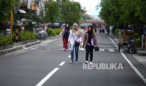 Uji Coba Jalur Pedestrian Malioboro. Pengunjung menikmati jalur pedestrian di Malioboro, Yogyakarta, Jumat (7/2).