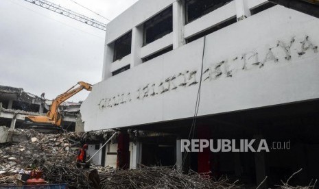 Proyek revitalisasi kawasan Taman Ismail Marzuki (TIM). Ketua DPRD DKI Jakarta akan memenuhi panggilan Komisi V DPR soal revitalisasi TIM, Rabu (19/2).